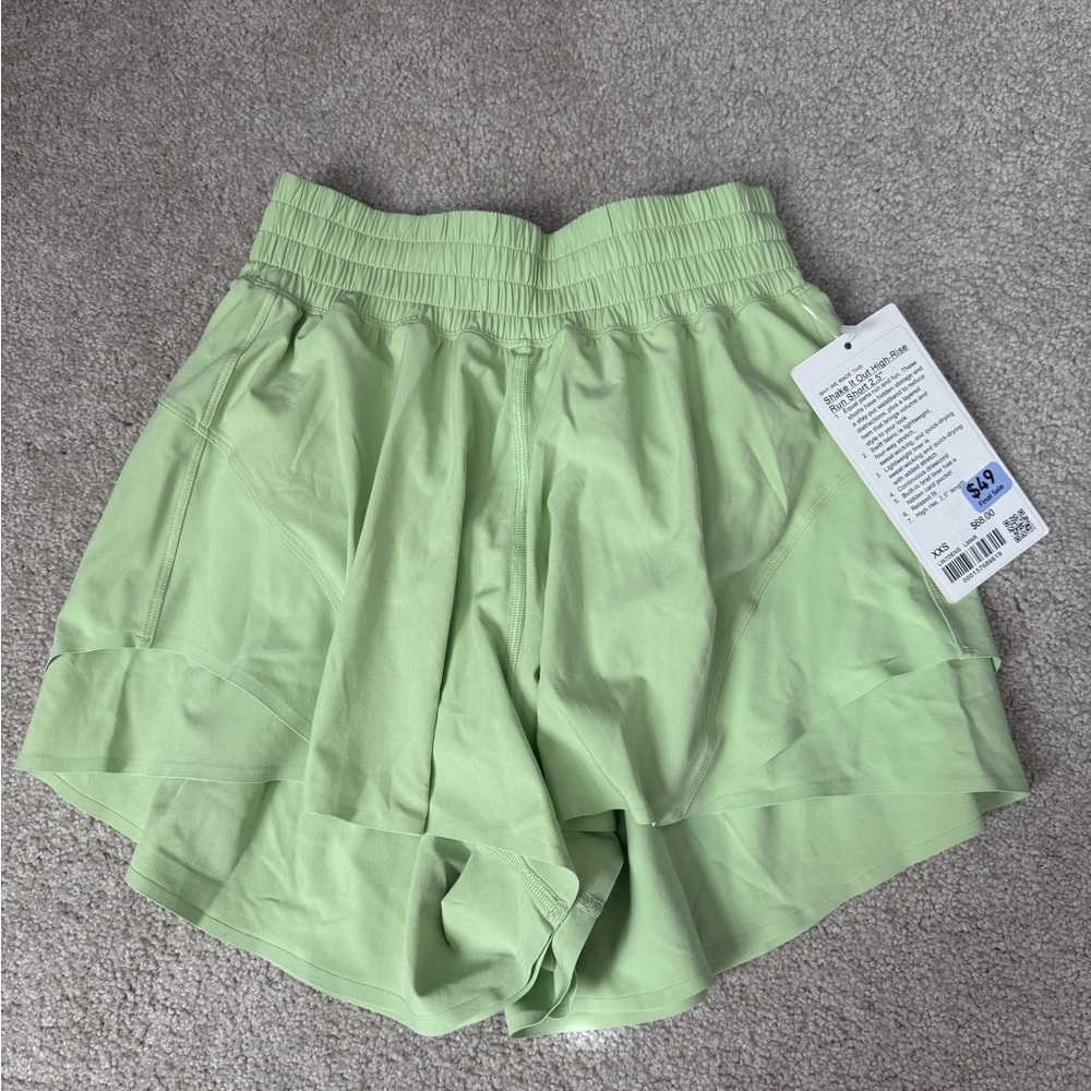 NWT Lululemon Shake It Out Shorts in Lemongrass sz XXS (2)